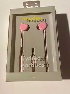 heyday Bright Heart Wired Earbuds New Sealed 3.5 MM Aux Mic Remote Cute Music